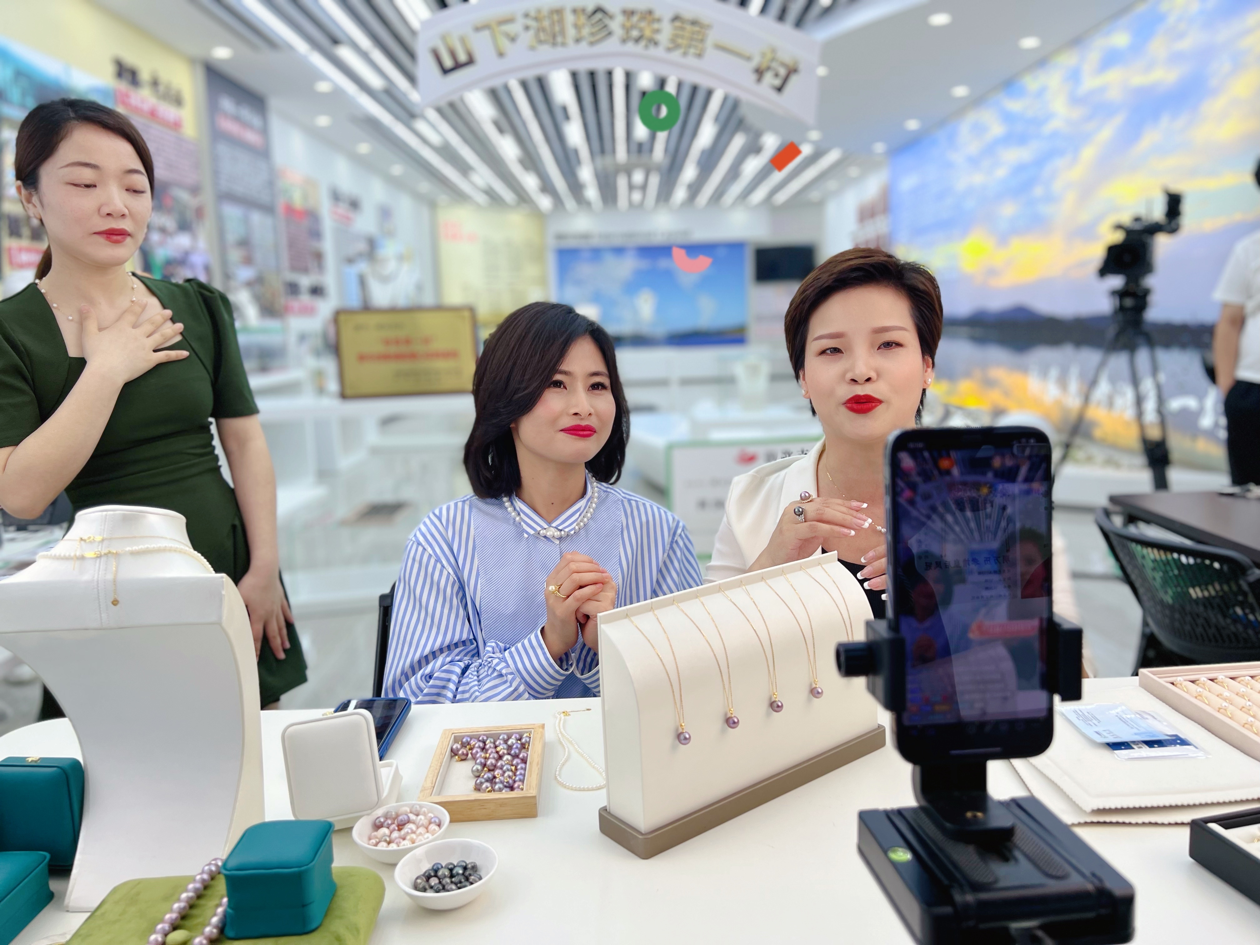 03  新長樂村珍珠直播電商強村公司帶貨現場.jpg