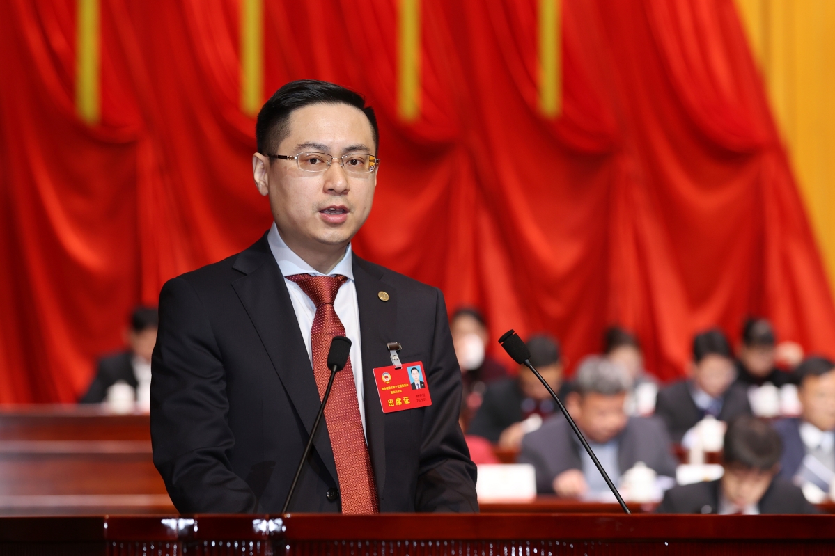 委員作大會(huì)發(fā)言<