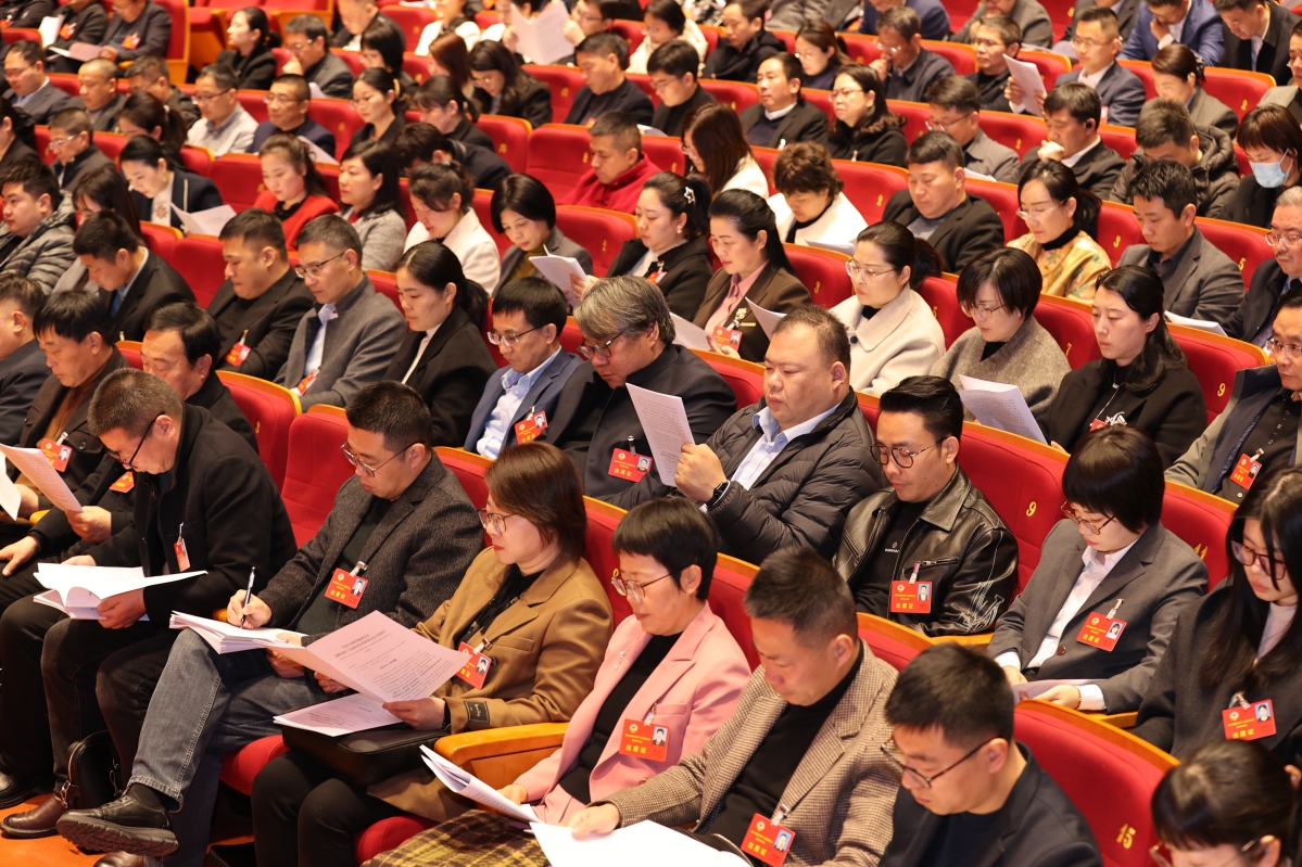 委員們認(rèn)真聆聽報(bào)告<