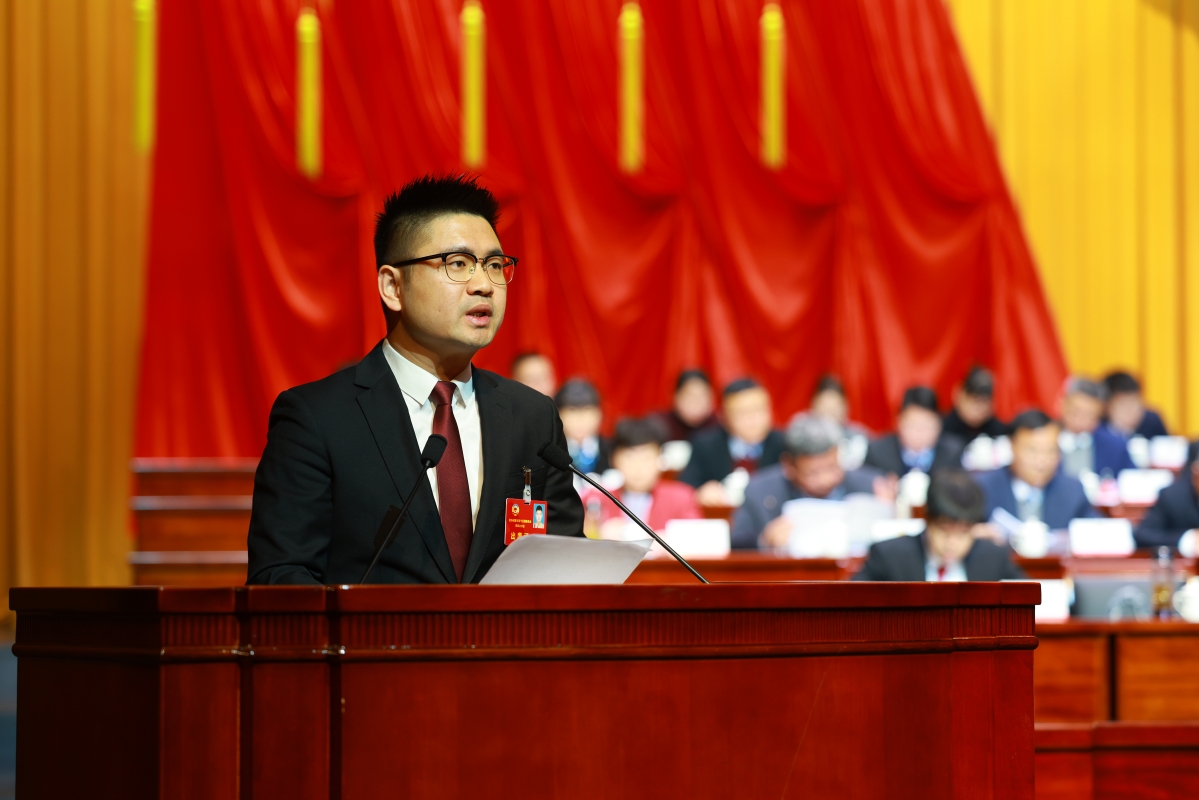 委員作大會(huì)發(fā)言<