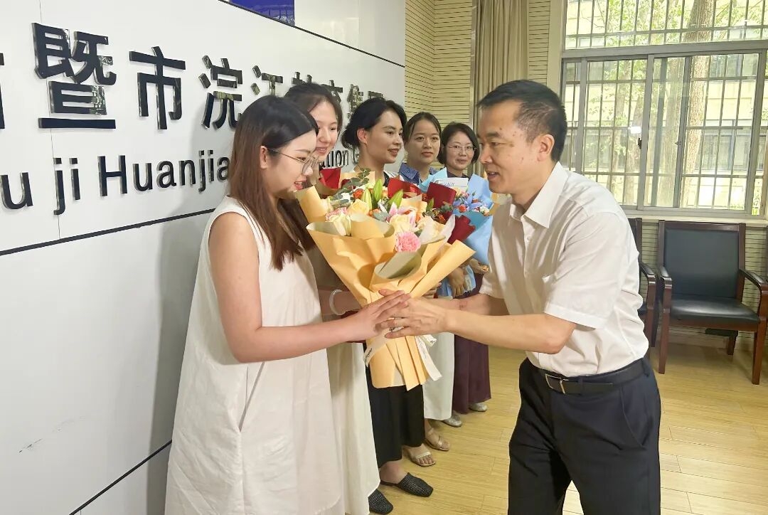 市政協(xié)主席孟國(guó)鋒開展教師節(jié)慰問活動(dòng)